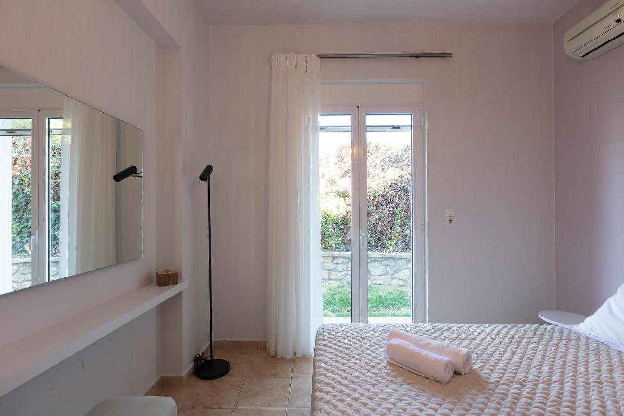 Pietra Di Mare Aparthotel Petres  Exterior photo